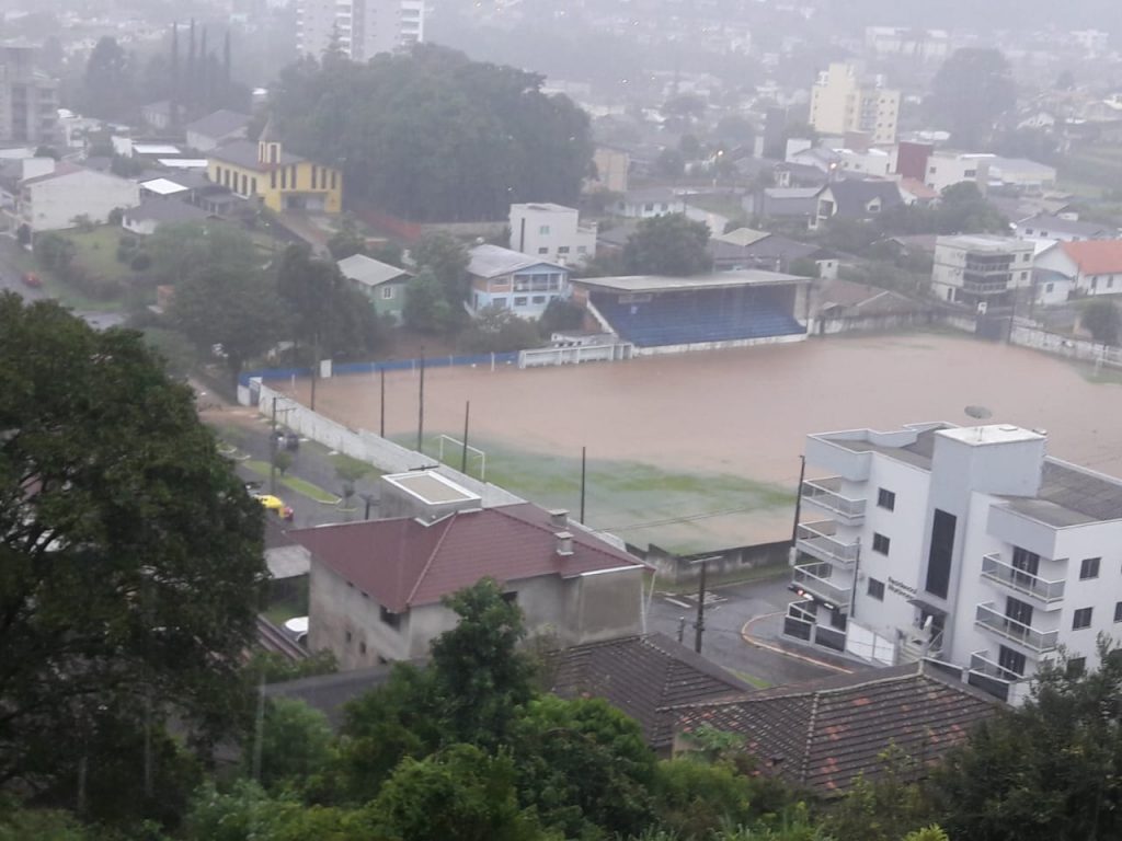 Fortes chuvas alagam campo do Vitória em Luzerna