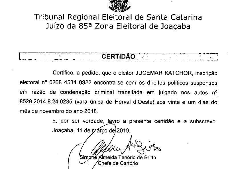 Documento expedido pela justiça eleitoral informa que o vereador esta com os direitos políticos suspensos.