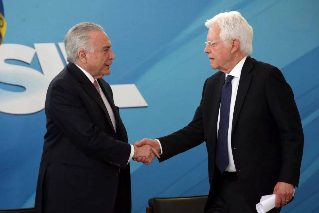 Imagem de arquivo de junho de 2018 mostra o então presidente Michel Temer com o então ministo Moreira Franco durante assinatura de decretos que regulamentam o Código de Mineração — Foto: Antonio Cruz/Agência Brasil