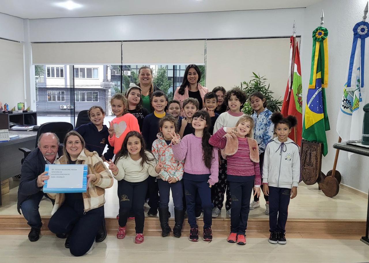 Alunos da Escola Municipal Nossa Senhora de Lourdes entregam cartinhas ...